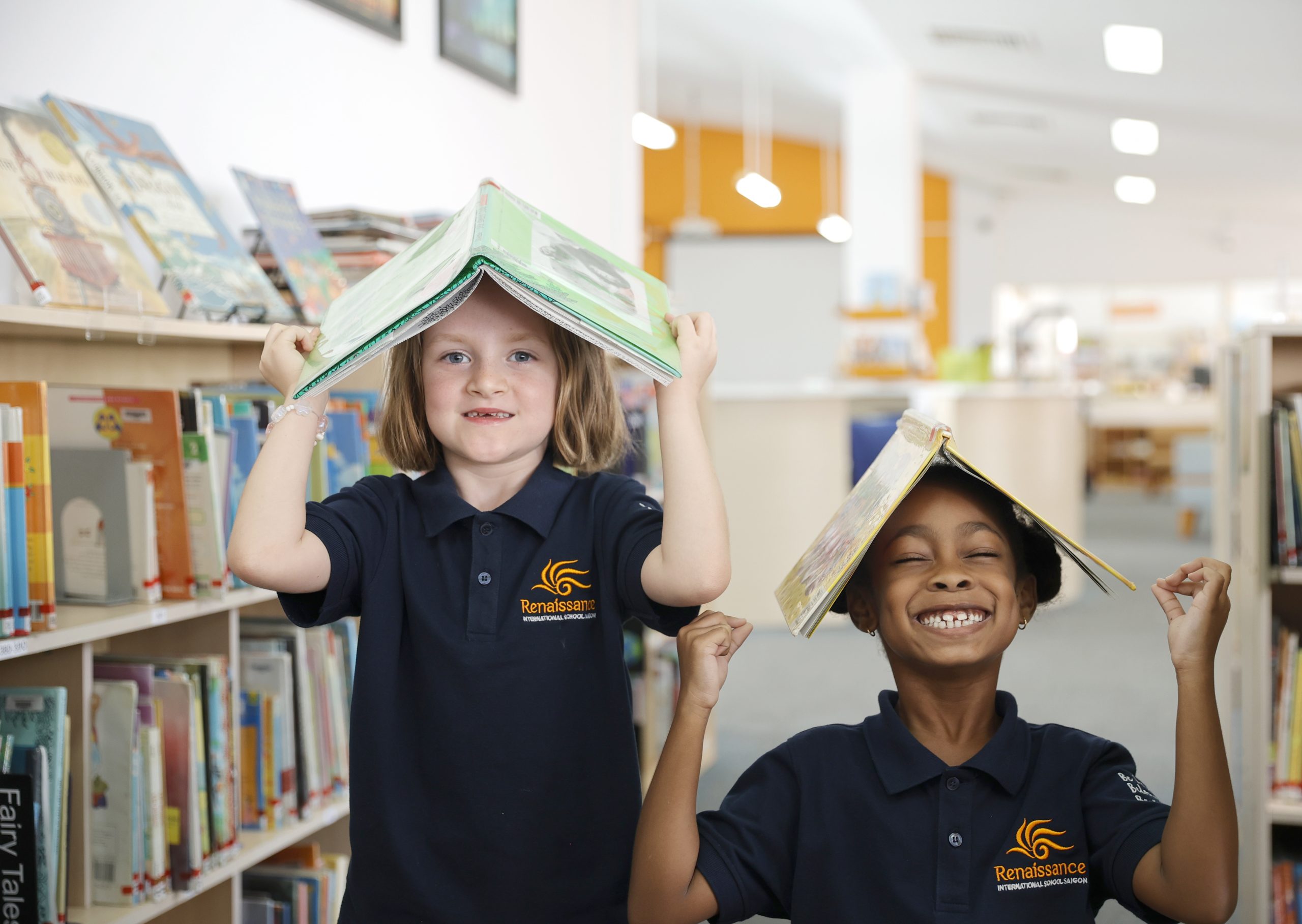 primary students at library